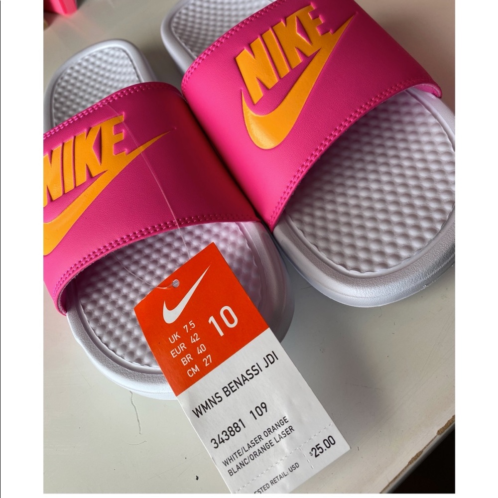 Never Worn Womens Nike Flip Flops.